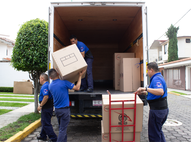 Operadores de MyM by Traxión, cumpliendo con sus funciones en logistica de mudanza, realizando la actividad de subir al camion los elementos