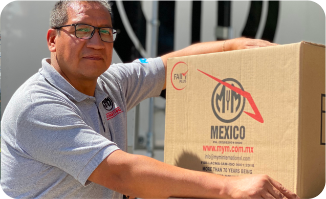 Operador sujetando una caja de mudanzas de MyM by Traxión