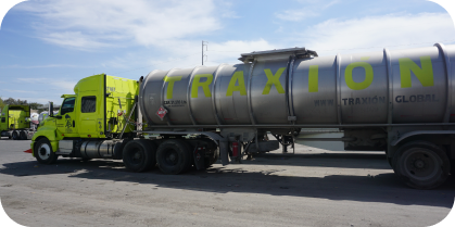 Tráiler especializado en el transporte de petroquímicos.