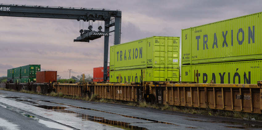Containers verdes personalizados con la palabra Traxión