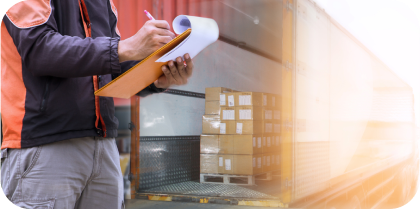 Operador logístico, realizando actividad de inventario en un container 
