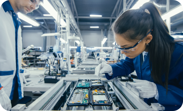 Ingenieros realizando actividades sobre máquinas electrónicas 