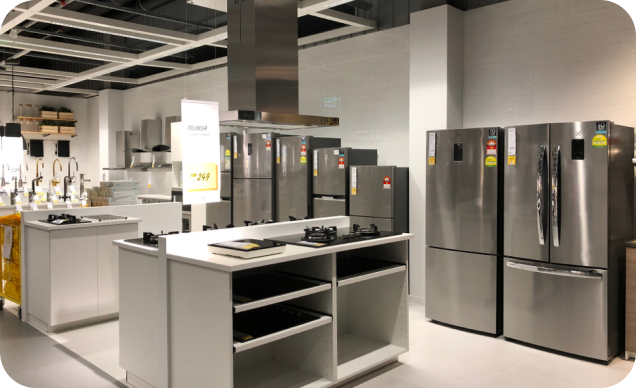 Bodega de almacenamiento con neveras y nevecones, productos electrodomésticos