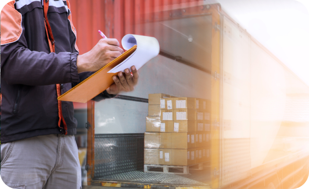Operador logístico, realizando actividad de inventario en un container 