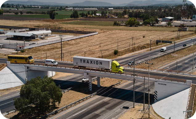 Carreteras con un flujo vehicular leve, transitando tractocamión Traxión 