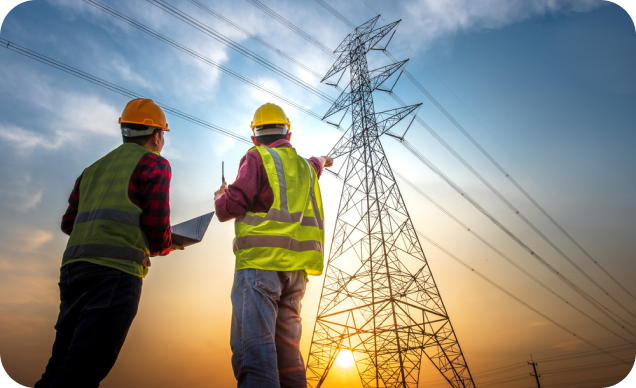 Operadores o ingenieros observando redes eléctricas 