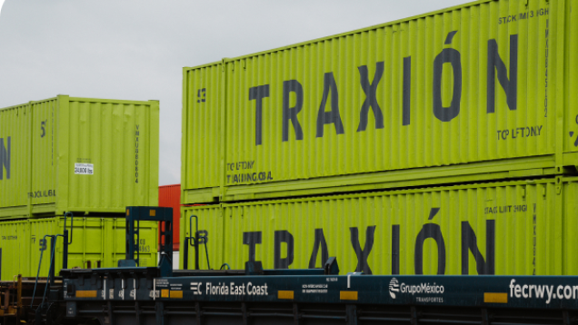 Containers verdes personalizados con la palabra Traxión 