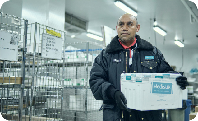 Colaborador de Medistik by Traxión entregando Insumos Médicos directo a pacientes.