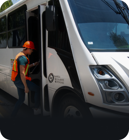 Operario de empresa subiendose a un bus de transporte corporativo.