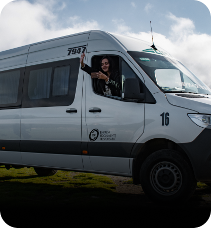 Van blanca de turismo.