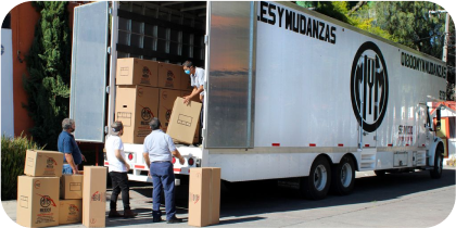 Operadores de MyM by Traxión cargando cajas de mudanza en un camión