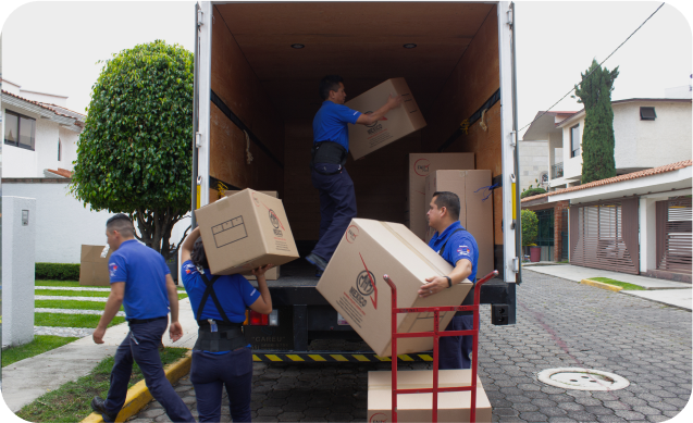 Operadores de MyM by Traxión descargando cajas de mudanza