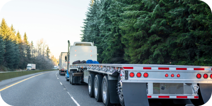 Un tráiler sin carga, cruzando caminos en Estados Unidos