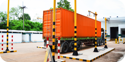 Tráiler con container naranja estacionado listo para apoyo logístico.