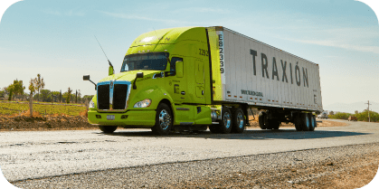 Trailer verde de Traxión con container blanco en una carretera de México