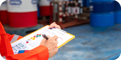 Persona validando la documentación de una carga tipo HAZMAT