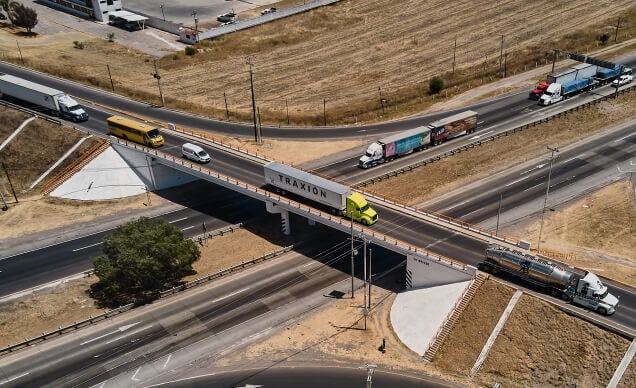 Carreteras con un flujo vehicular leve, transitando tractocamion Traxión
