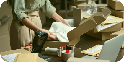 Microempresaria empacando productos de sus ventas por e-commerce