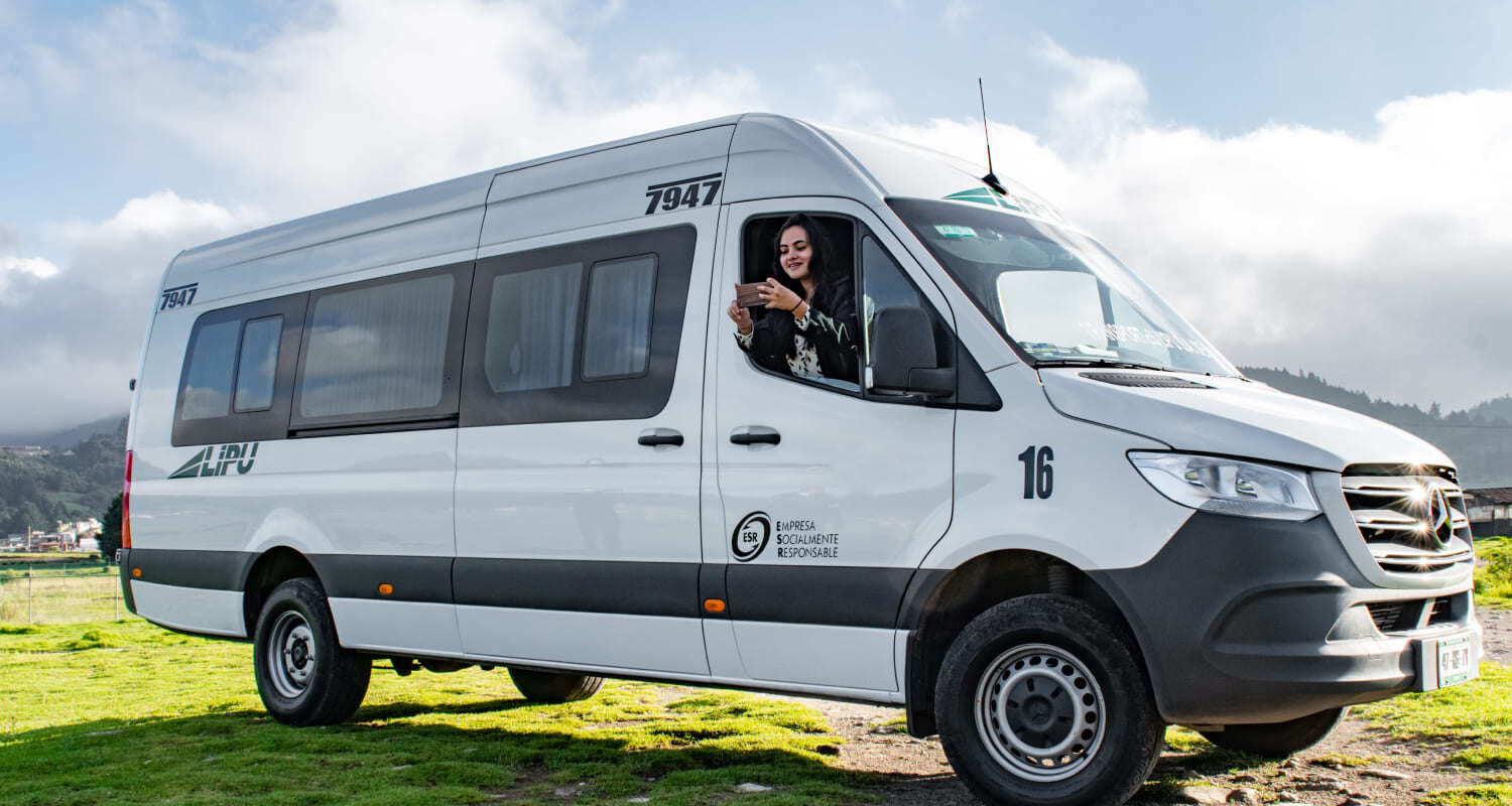 Van LiPU realizando recorrido turistico
